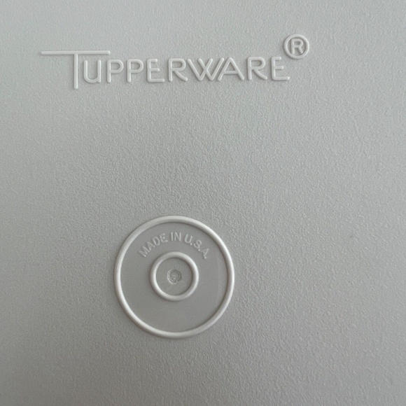 2 Tupperware Divided Food Trays Almond 1535 TV Lunch Camping Stackable USA - Picture 4 of 4